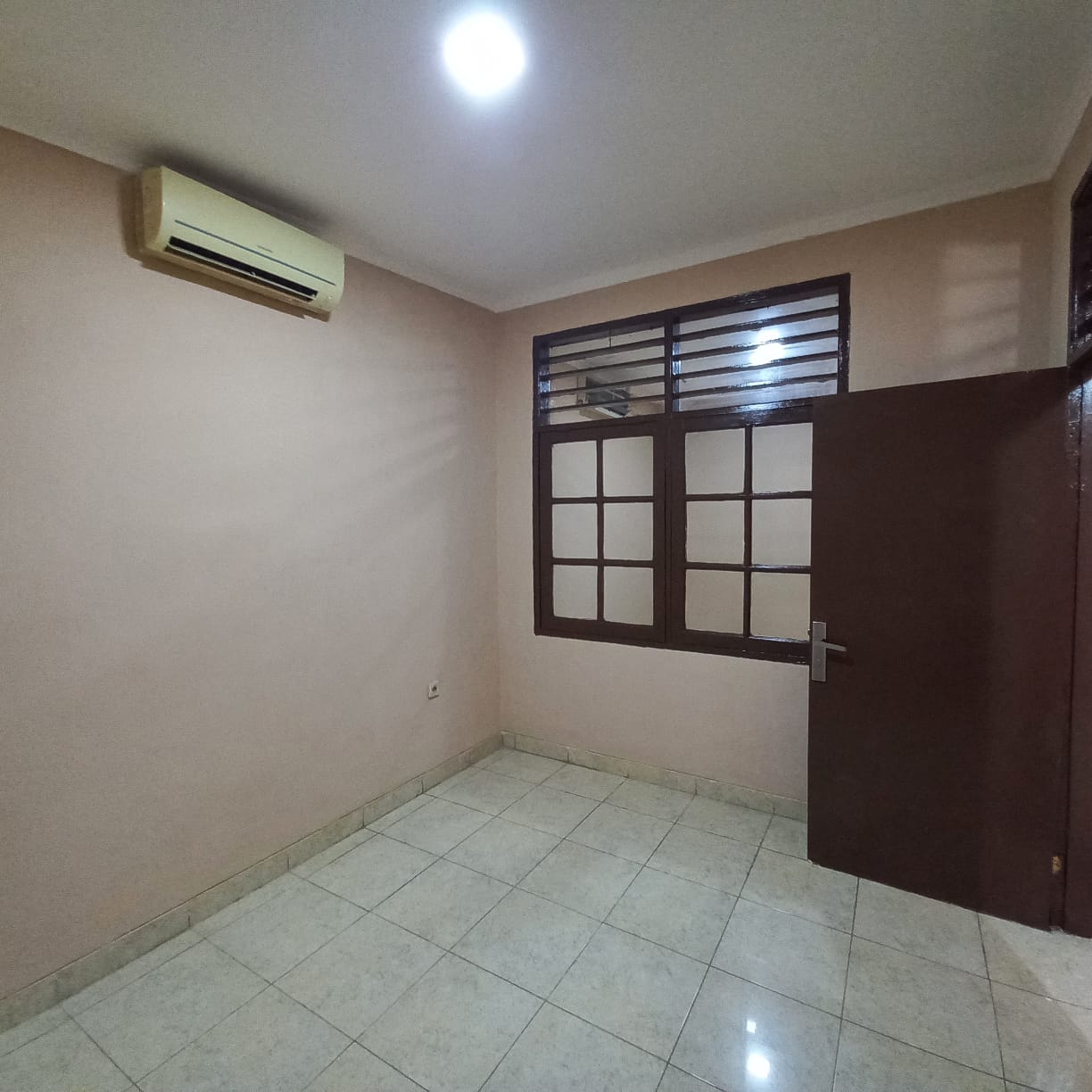 Rumah Disewakan Semi Furnished di Meadow Green Lippo Cikarang